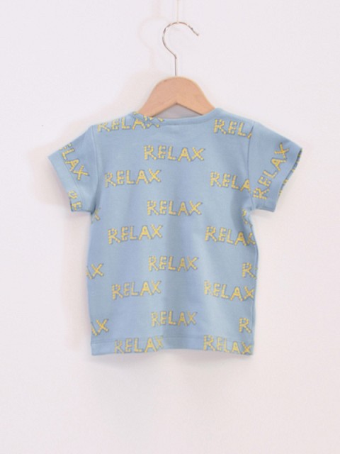 T-shirt celeste con scritte Relax